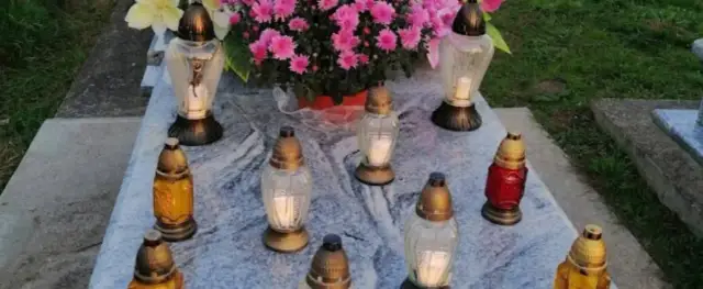 Czy palimy znicze w dniu pogrzebu? Przesądy i tradycje, które warto znać