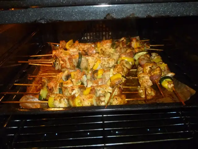 Szaszłyki: Sekret soczystego mięsa. Przepis i triki na grill i z piekarnika