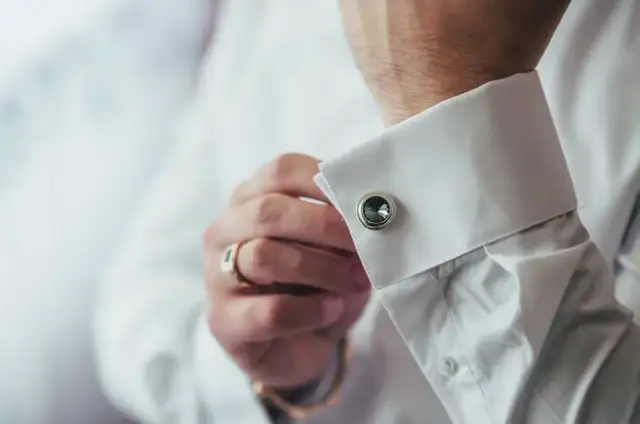 Jak zapinać spinki do koszuli - uniknij najczęstszych błędów