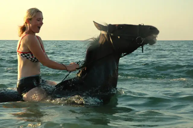 Jak nauczyć się pływać na plecach? Kompletny poradnik krok po kroku