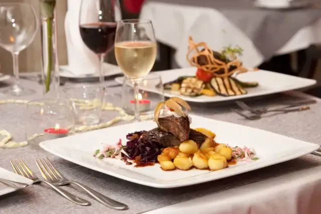 Gdzie zjeść w Ustce? Odkryj najlepsze miejsca na smaczny posiłek