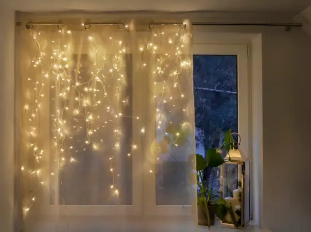 Jak ozdobic parapet w salonie – 5 niezwykłych pomysłów na dekorację