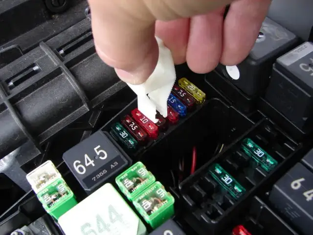 Jak rozpoznać przepalony bezpiecznik w aucie i uniknąć problemów elektrycznych