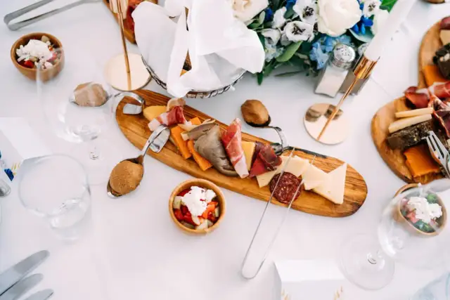 Kolacja dla gości bez stresu: Przepisy i pomysły na efekt "wow"