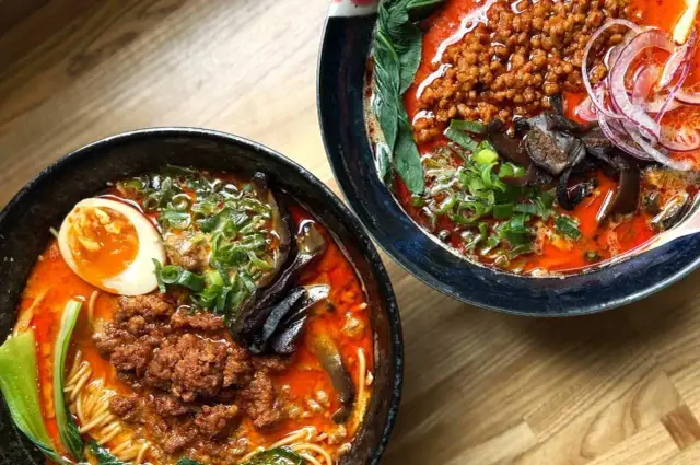 Dwa aromatyczne ramen rodzaje: jeden z jajkiem i mielonym mięsem, drugi z mielonym mięsem, bakłażanem i cebulą.