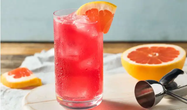 Najlepsze drinki z czarnego rumu, które zaskoczą Twoje podniebienie