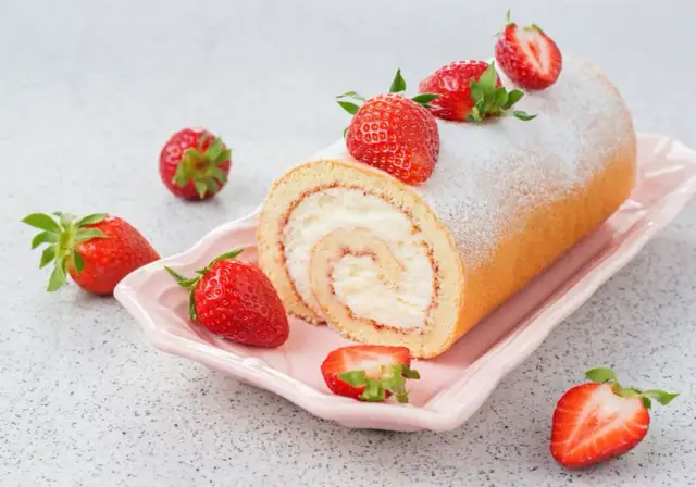 Prosty przepis na ciasto rolada z kremem, które zachwyci każdego smakosza