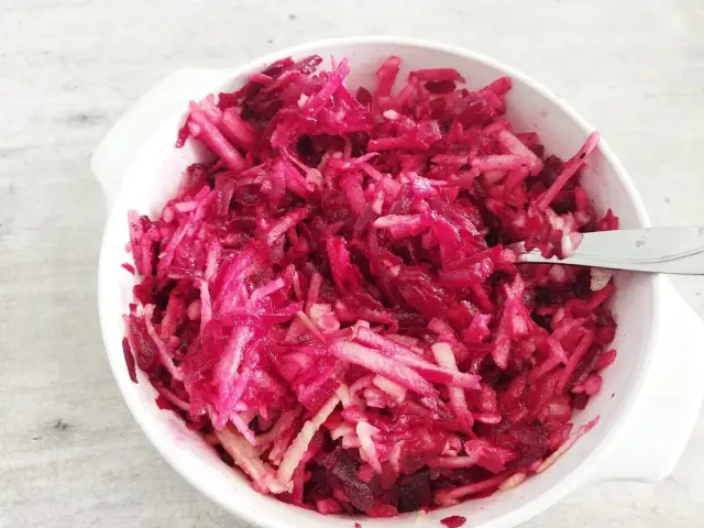 Jak zrobić surówkę z buraków - prosty przepis na zdrową sałatkę