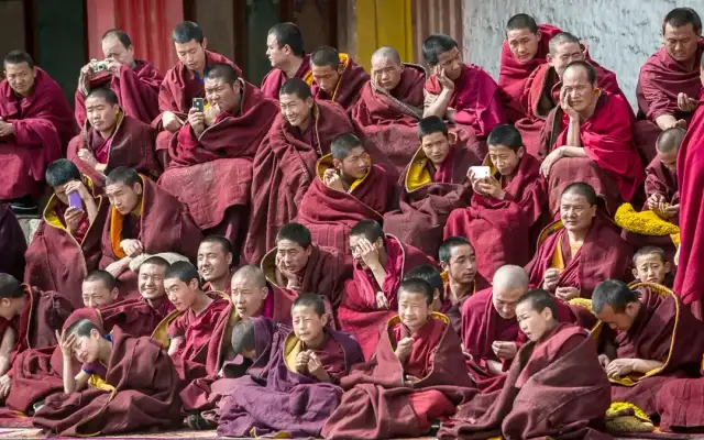 Buddyzm tybetański w Polsce: odkryj jego historię i praktyki