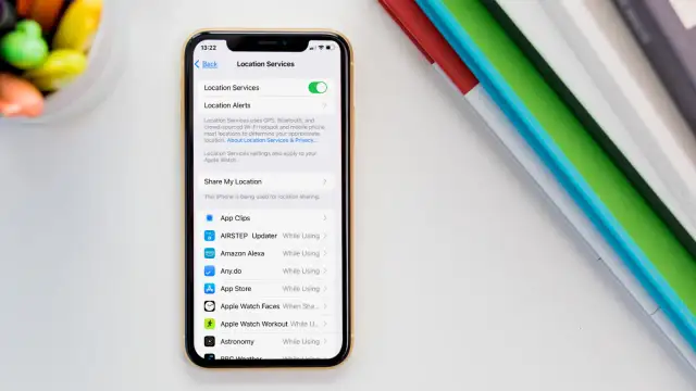 Ustawienia iPhone'a pokazują, jak wysłać lokalizację. Widoczne są opcje "Udostępnij moją lokalizację" i lista aplikacji.