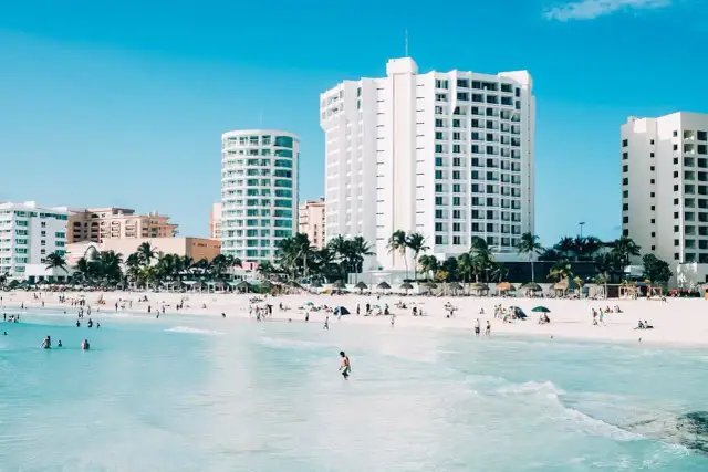 Piękna plaża w Meksyku, idealna na wakacje. Zastanawiasz się, ile trwa lot z Polski do Meksyku?