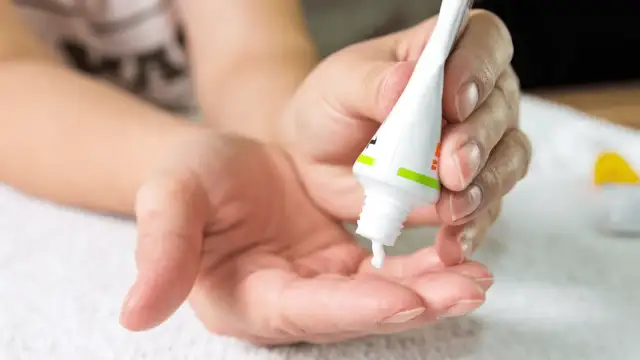 Maść cynkowa na pryszcze: czy działa? Skuteczność i stosowanie