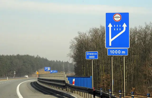 Znak drogowy autostrady A1 informujący o poborze biletu za 1000 m.