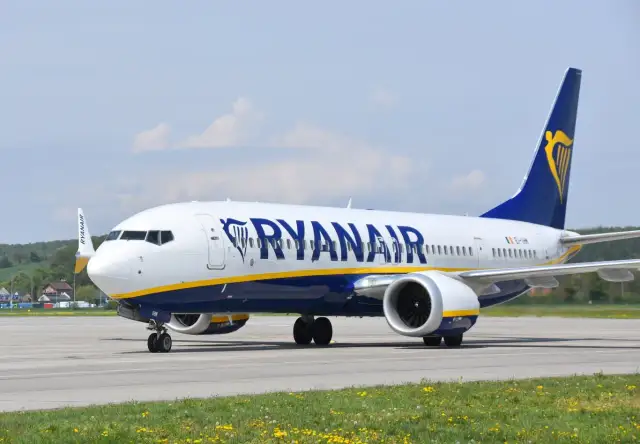 Samolot Ryanair na płycie lotniska.