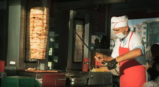 Z jakiego kraju pochodzi kebab? Odkryj jego fascynującą historię
