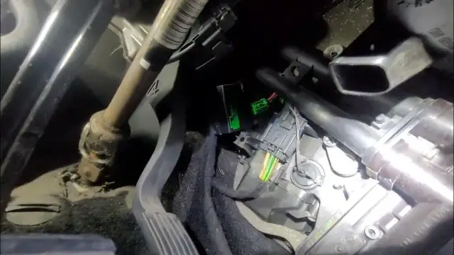 Gdzie jest przekaźnik wentylatora chłodnicy w Peugeot 207? Oto odpowiedź!