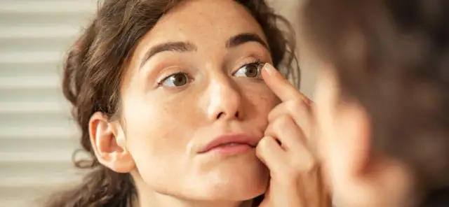 Soczewki dwutygodniowe: Jak długo nosić? Zasady i zagrożenia