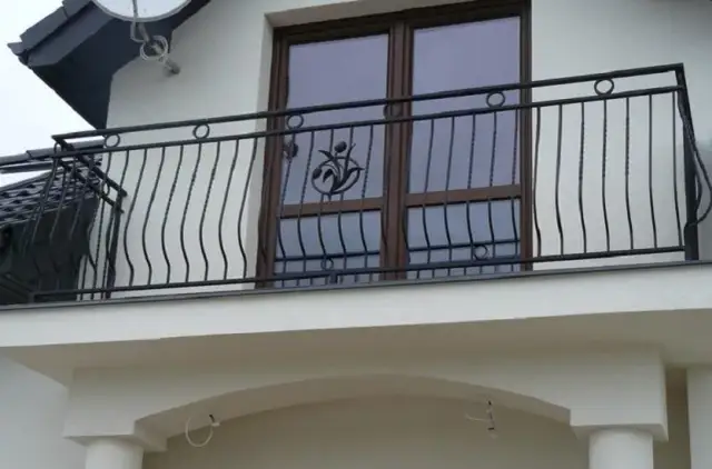 Jak wybrać idealny kolor balustrady balkonowej do swojego domu?
