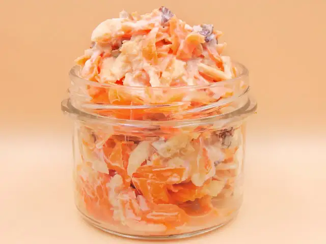 Surówka z marchewki i jabłka w słoiku.