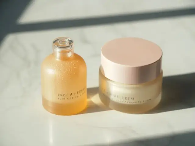 Serum czy krem? Kluczowe różnice i jak ich używać