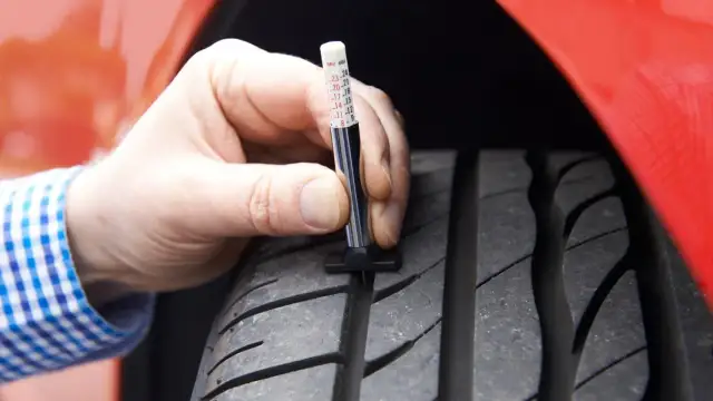 Jak sprawdzić bieżnik w oponach, aby uniknąć niebezpieczeństwa na drodze