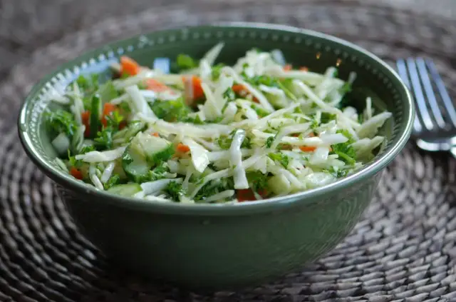 Idealne surówki do schabowego: Klasyka i nowości. Sprawdź przepisy!