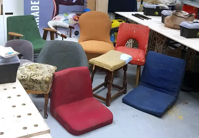 Jak tapicerować krzesła? Poradnik DIY i oszczędność!