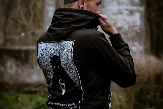 Jak ściągnąć naklejkę z bluzy? Bezpieczne metody krok po kroku