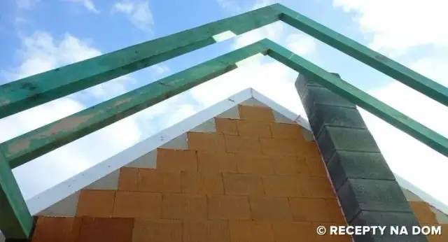 Kiedy murować szczyty: przed czy po więźbie? Bezpieczna decyzja.