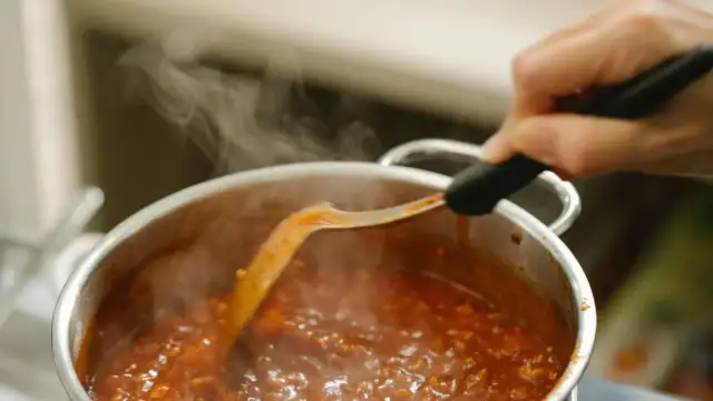 Jakie wino do bigosu? Wybór, ilość i sekretny moment dodania