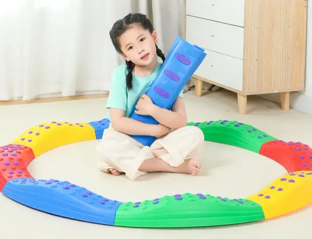 Ścieżka sensoryczna: jak wspiera rozwój dziecka i integrację sensoryczną