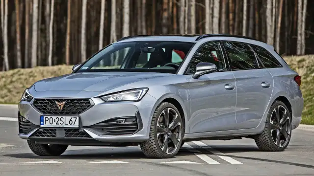 Srebrny Cupra Leon Sportstourer na drodze leśnej. Sprawdź jego imponujące cupra leon sportstourer wymiary.