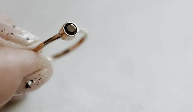 Jak wybrać idealny pierścionek zaręczynowy? Przewodnik po artystycznych pierścionkach, które mówią więcej niż słowa