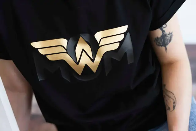 Bluzka z rękawami jak tatuaż – wyjątkowy styl i komfort noszenia