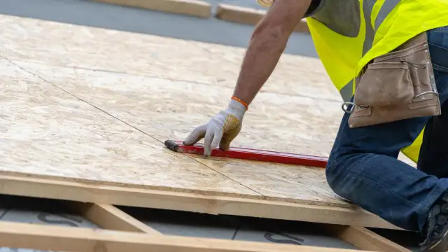 Czy deskować dach pod blachę? Odkryj, co musisz wiedzieć!