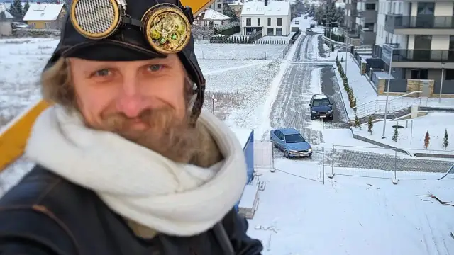 Jak operator dźwigu radzi sobie bez toalety? Realia pracy na wysokości