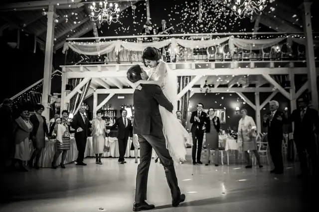 Impreza lata 80.: Zorganizuj legendarną domówkę! Poradnik krok po kroku