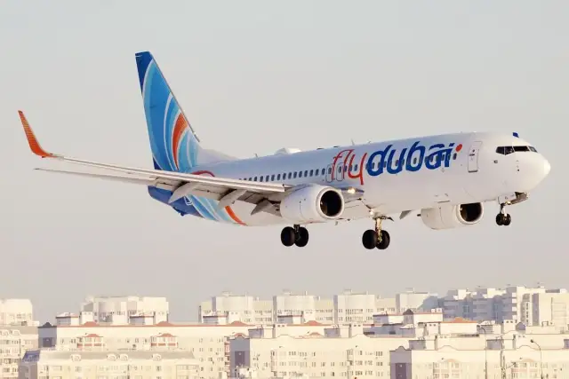 Samolot Flydubai ląduje nad miastem. Zastanawiasz się, ile trwa lot do Dubaju z Krakowa?