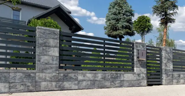 Ile kosztuje płot betonowy? Sprawdź ceny i ukryte koszty montażu