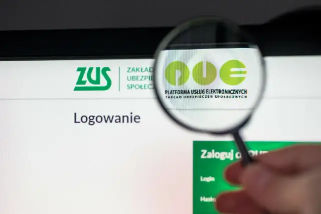 Lupa powiększa logo ZUS i napis "Platforma Usług Elektronicznych" na ekranie komputera.