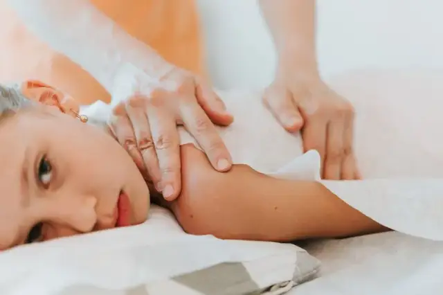 Co wziąć na rehabilitację kręgosłupa, aby uniknąć bólu i dyskomfortu