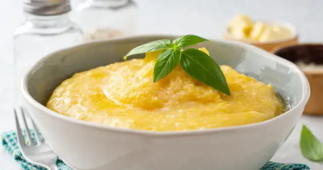 Czy kasza kukurydziana tuczy? Poznaj prawdę o jej kaloriach i diecie