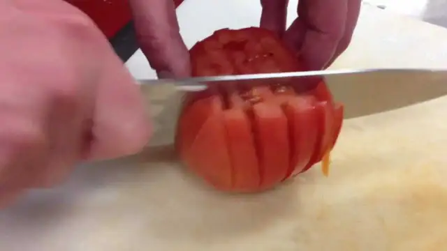 Jak pokroić pomidora do sałatki, aby uniknąć zgniecenia i straty smaku
