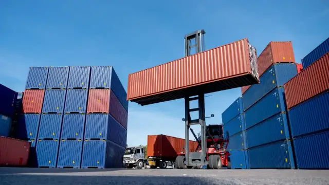 Spedycja kontenerowa: Jak wybrać? Kryteria, koszty, trendy 2026