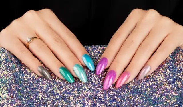 Paznokcie w stylu lat 80.: neony, wzory, disco chrome jak je nosić?