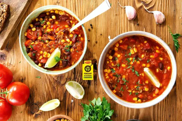 Zupa meksykańska Ani Gotuje: aromatyczne chili con carne z fasolą, kukurydzą i pomidorami, podana z limonką.
