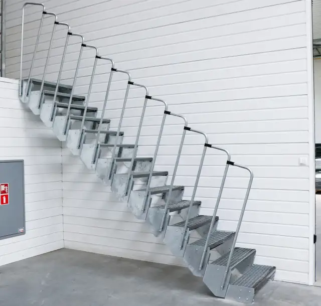 Ile kosztują schody na konstrukcji stalowej? Sprawdź, co wpływa na cenę