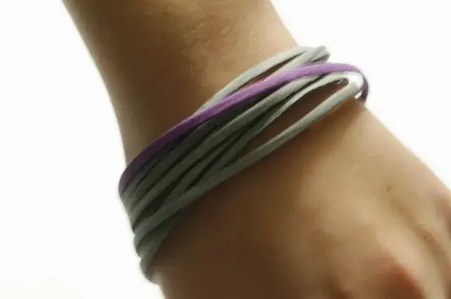 Jak zrobić bransoletki z rzemyka - proste kroki i techniki plecenia