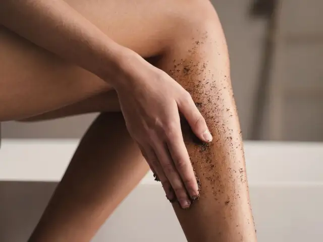 Peeling przed goleniem czy po - uniknij podrażnień i zyskaj gładkość