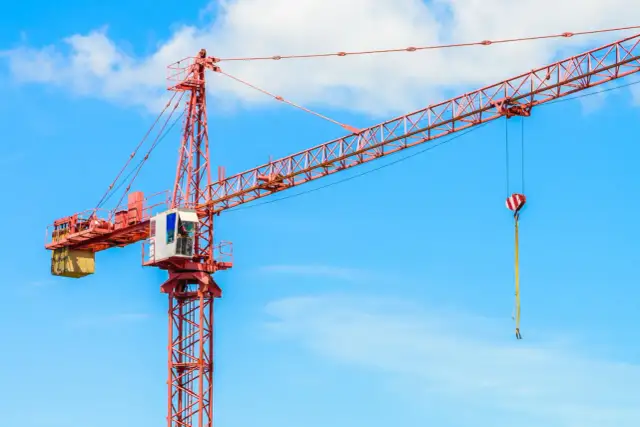 Operator dźwigu: Ile realnie zarobisz w Polsce i za granicą?